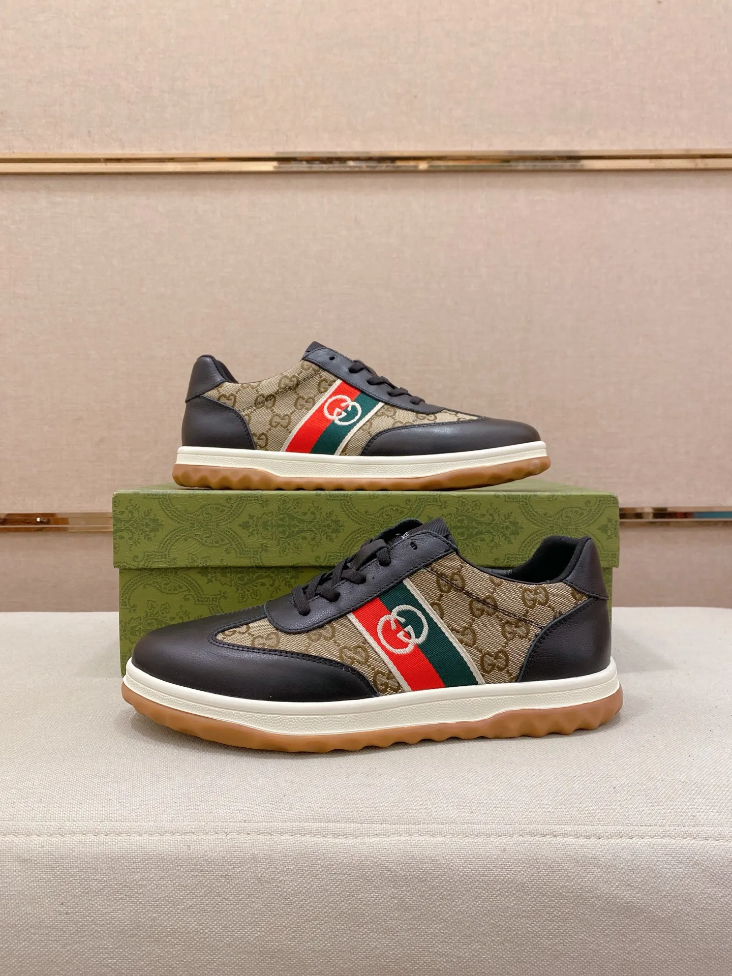 Men's shoes 💰 420 💰 High-quality new GUCCI counters are launched simultaneously. The new men's shoes, 😘fabrics are selected from imported cowhide, and the lining is sheepskin lining. 👍🏿 High-end ☄️ air-cushion molded anti-slip rubber outsole, exquisite lines, simple and elegant, comfortable and high-end for leisure travel. Code number: 38 to 44 (45 can be customized and cannot be returned or exchanged)